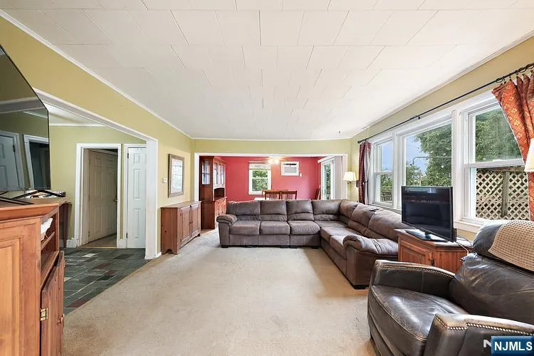 62 Vreeland Avenue Bloomingdale, NJ 07403