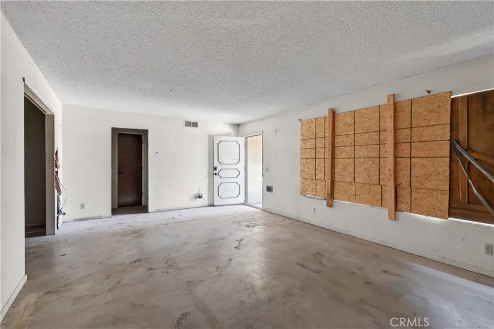 692 S Carmalita Hemet, CA 92543