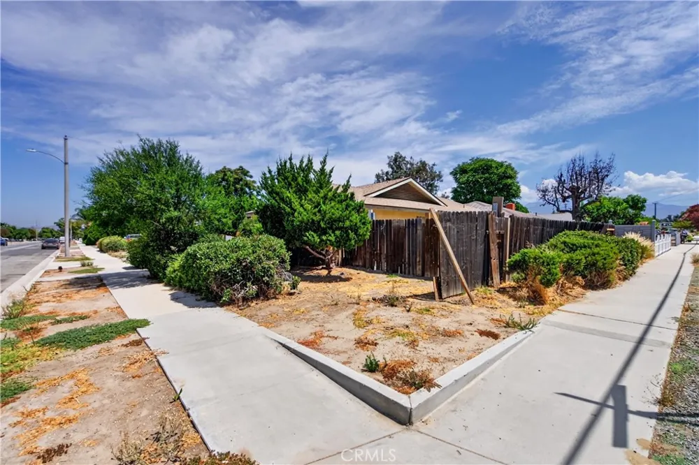 692 S Carmalita Hemet, CA 92543