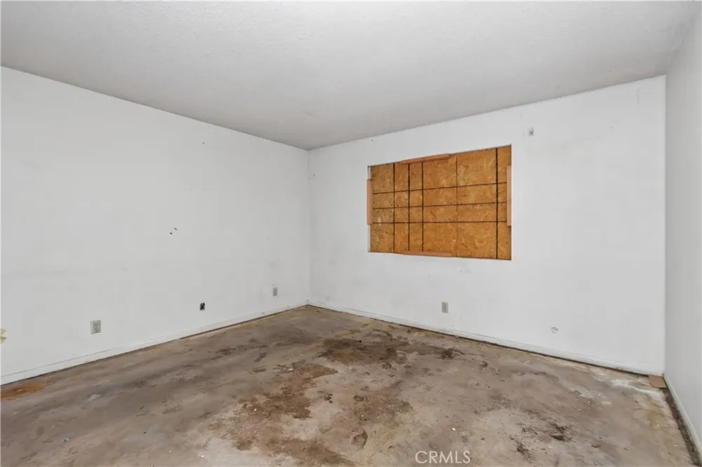 692 S Carmalita Hemet, CA 92543