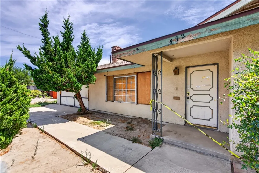 692 S Carmalita Hemet, CA 92543