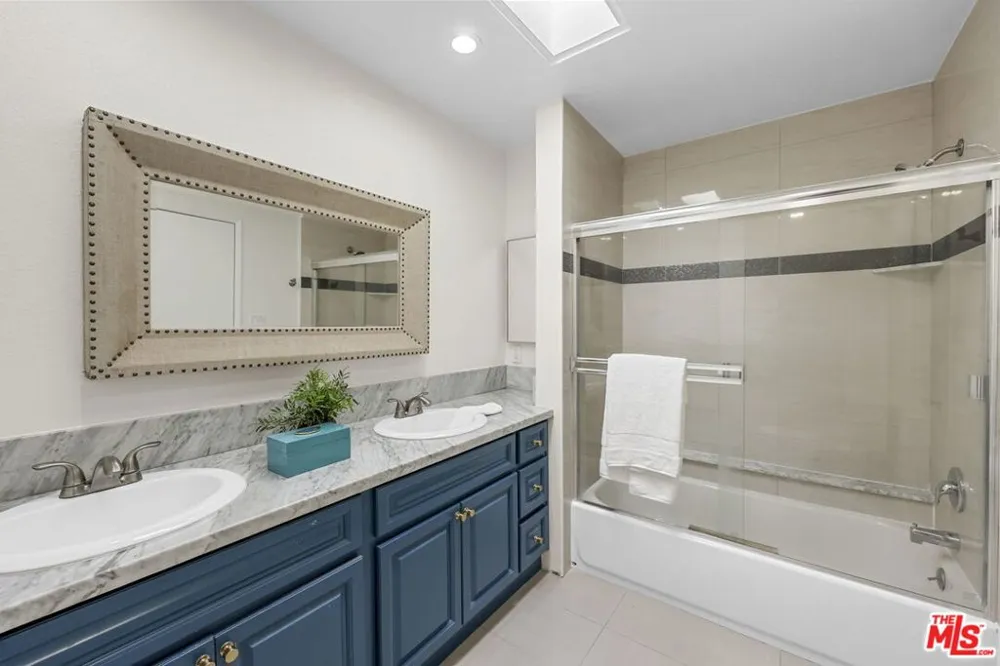 2844 Avenel Street Los Angeles, CA 90039