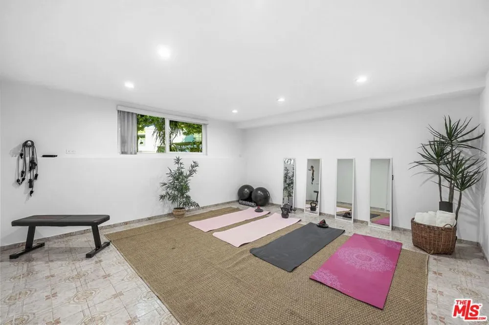 2844 Avenel Street Los Angeles, CA 90039