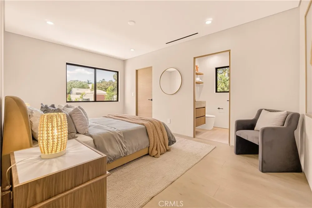 2339 23rd Santa Monica, CA 90405
