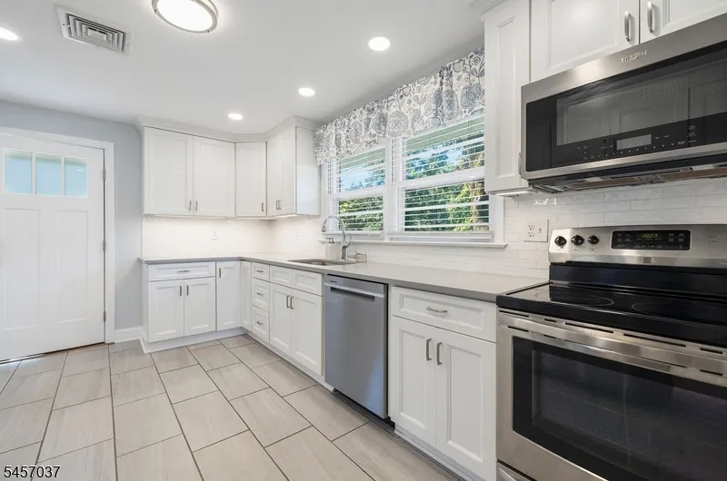 1015 Lakeview Dr Bridgewater, NJ 07920
