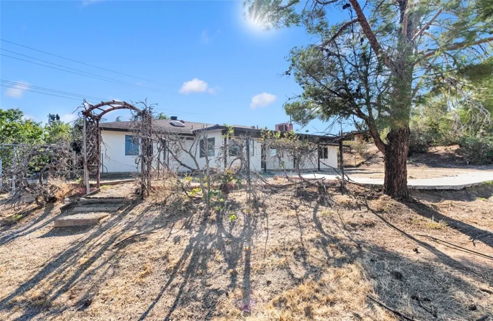 18606 Main Hesperia, CA 92345