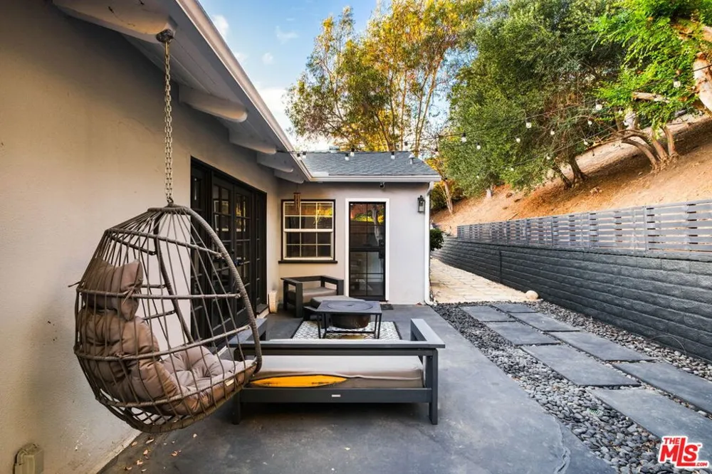 4550 S Mullen Avenue Los Angeles, CA 90043