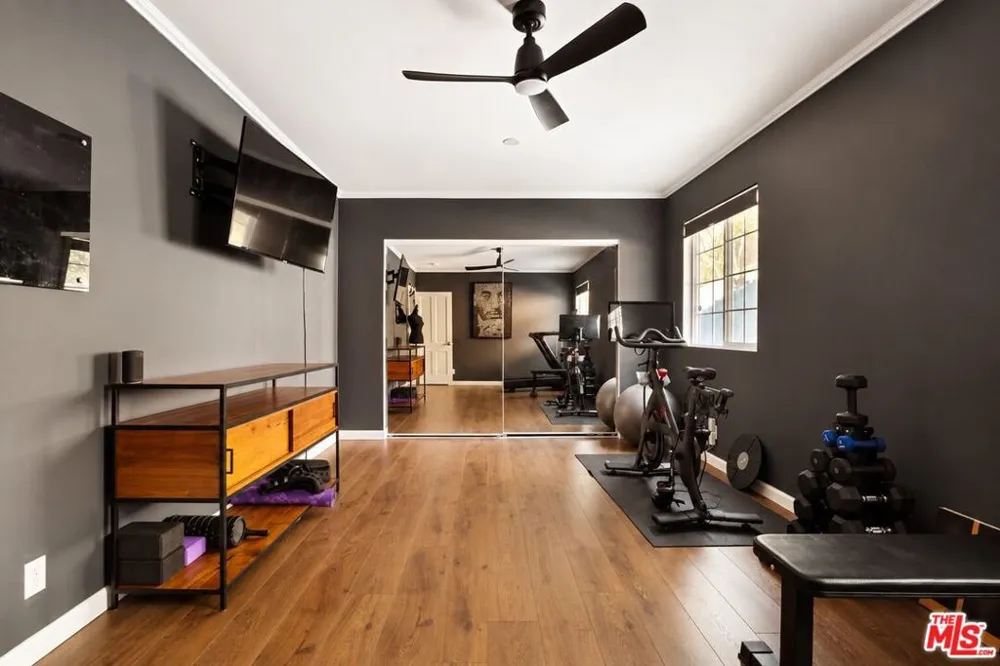 4550 S Mullen Avenue Los Angeles, CA 90043