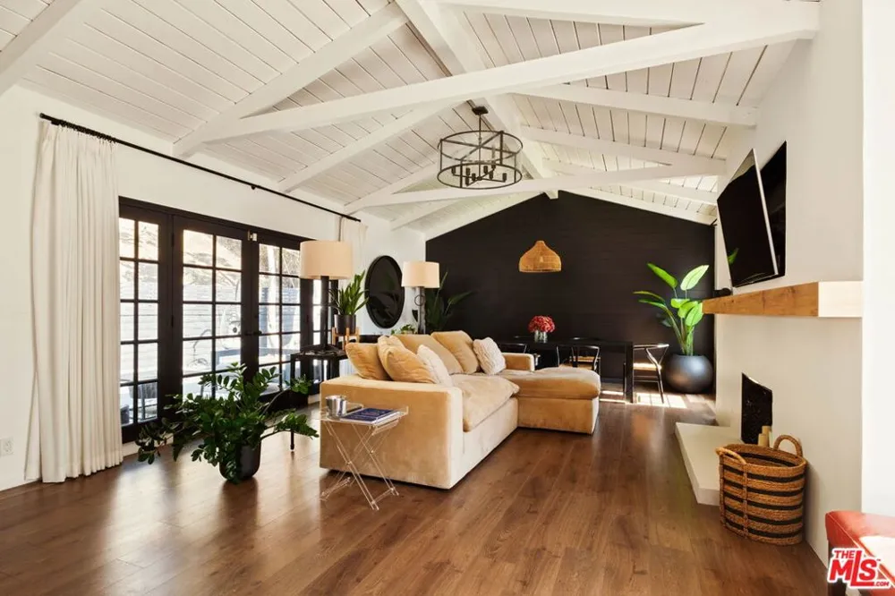 4550 S Mullen Avenue Los Angeles, CA 90043