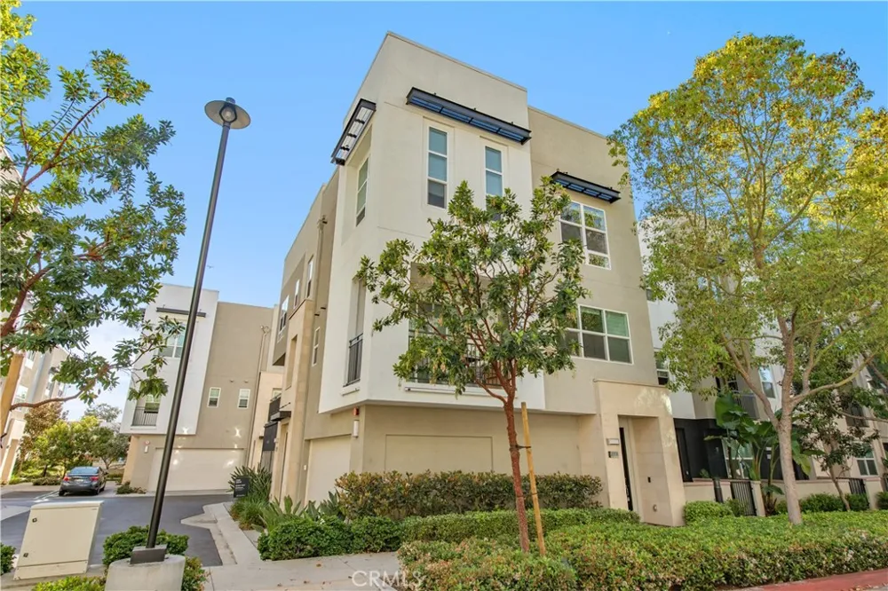 2208 Synergy Irvine, CA 92614