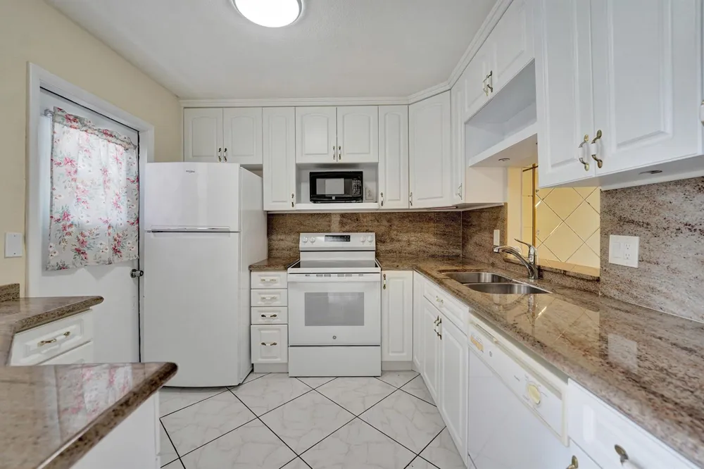 610 NE 12TH AVENUE #306 Hallandale Beach, FL 33009