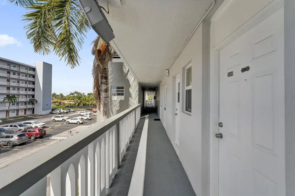 610 NE 12TH AVENUE #306 Hallandale Beach, FL 33009