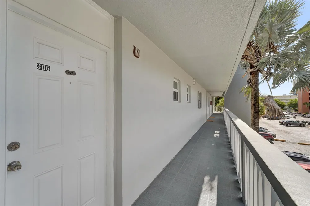 610 NE 12TH AVENUE #306 Hallandale Beach, FL 33009
