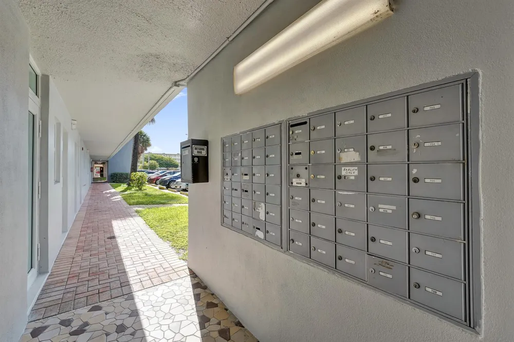 610 NE 12TH AVENUE #306 Hallandale Beach, FL 33009