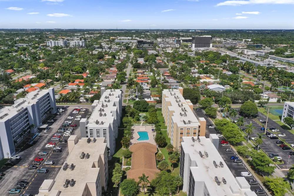 610 NE 12TH AVENUE #306 Hallandale Beach, FL 33009