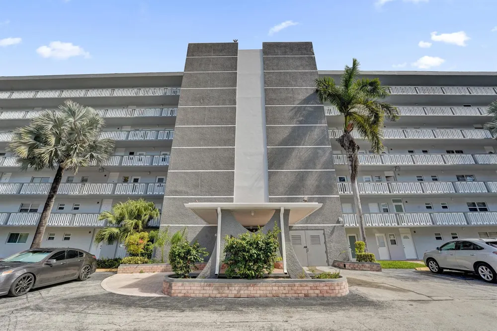 610 NE 12TH AVENUE #306 Hallandale Beach, FL 33009