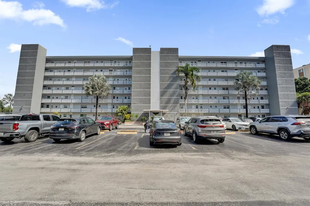 610 NE 12TH AVENUE #306 Hallandale Beach, FL 33009