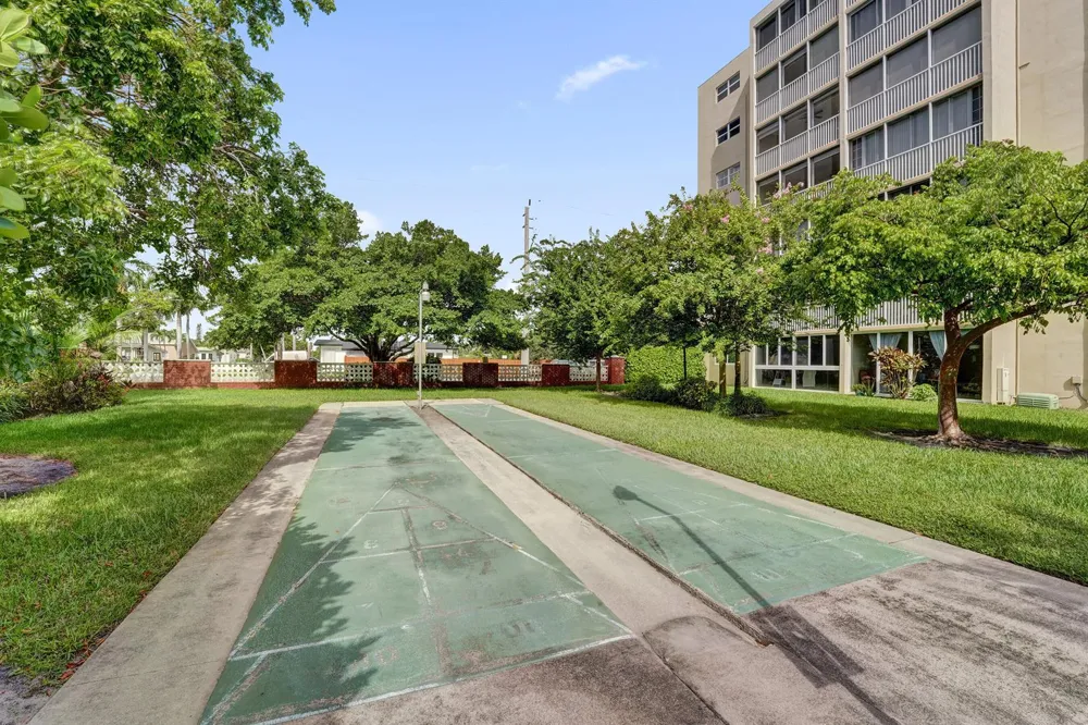 610 NE 12TH AVENUE #306 Hallandale Beach, FL 33009