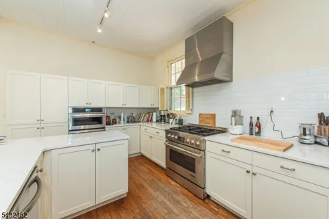 35 Colles Ave