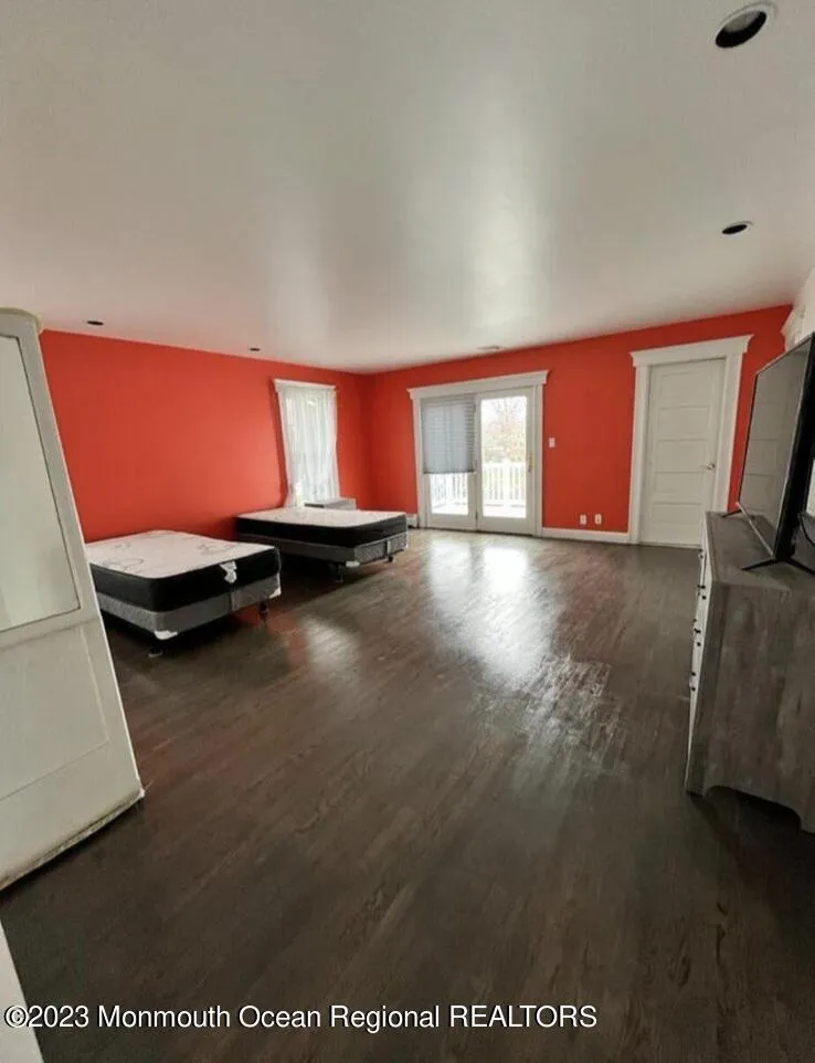294 Roosevelt Avenue Oakhurst, NJ 07755