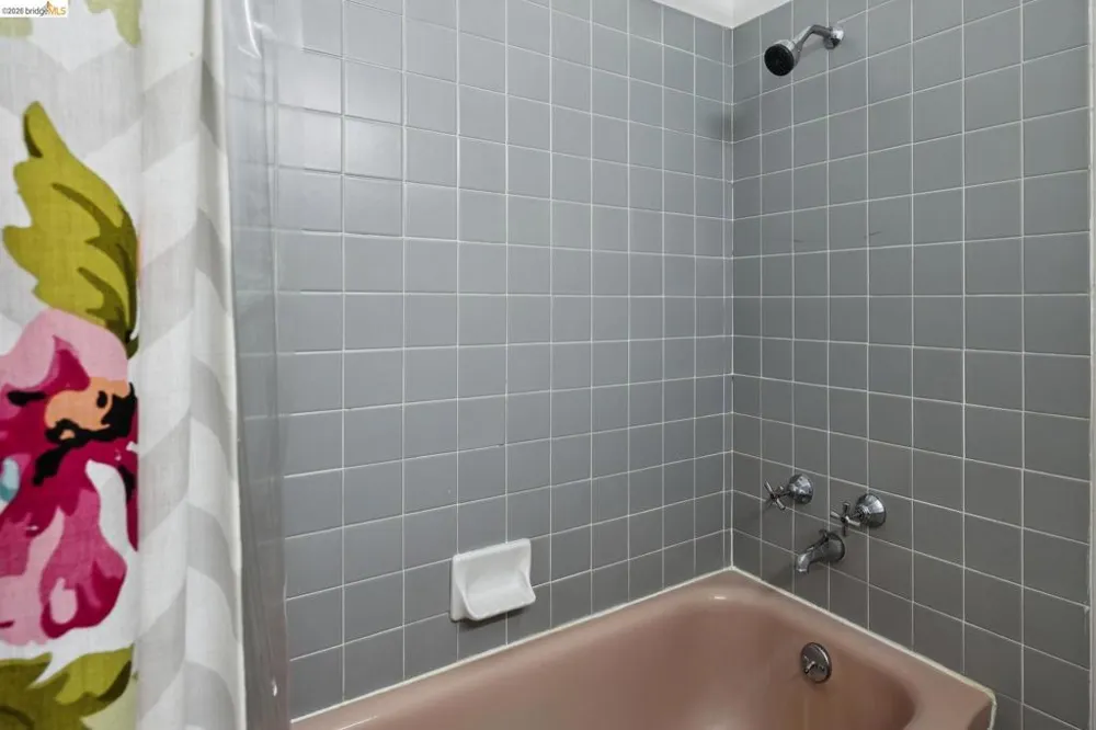 2 Mall Court Oakland, CA 94611