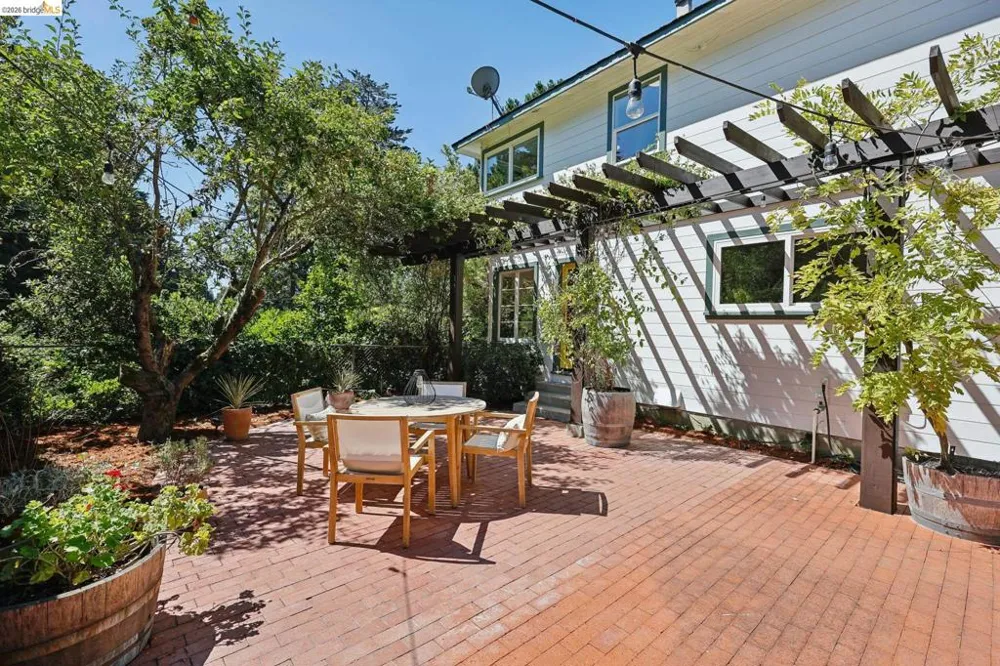2 Mall Court Oakland, CA 94611