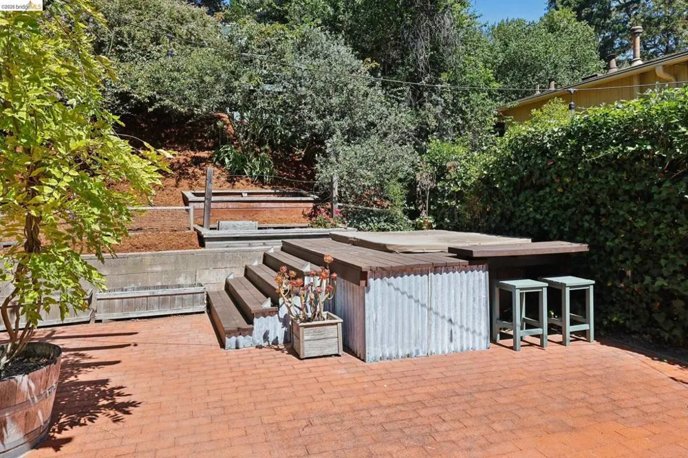 2 Mall Court Oakland, CA 94611