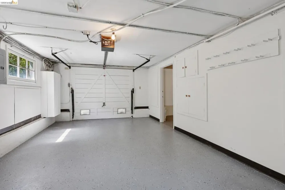2 Mall Court Oakland, CA 94611