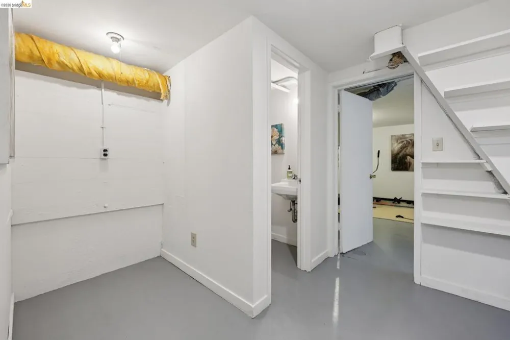 2 Mall Court Oakland, CA 94611