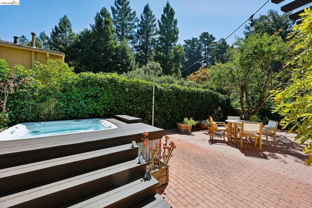 2 Mall Court Oakland, CA 94611