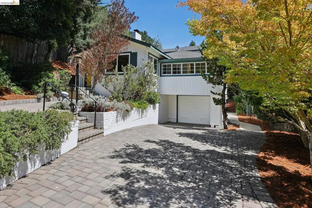 2 Mall Court Oakland, CA 94611