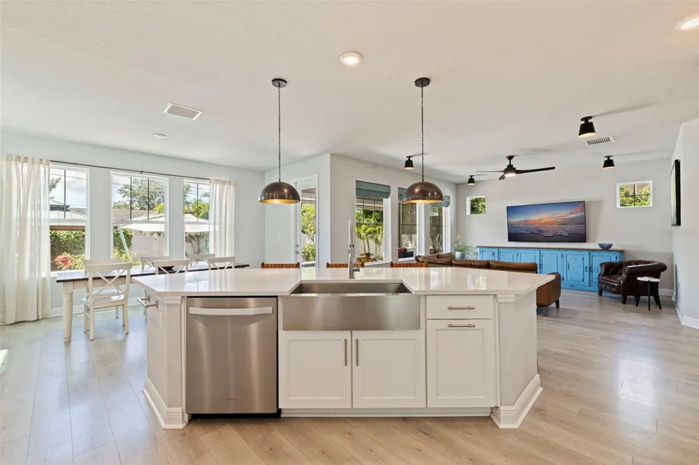 4626 10TH AVENUE St Petersburg, FL 33713