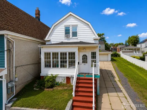 685 Raritan Avenue