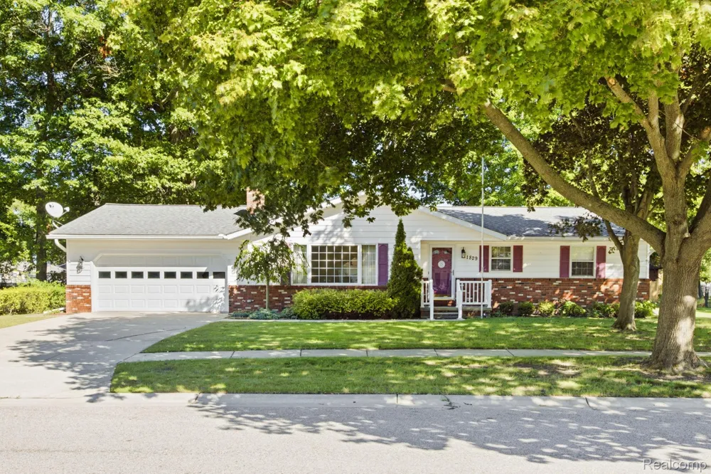 1829 Connecticut Avenue Marysville City, MI 48040
