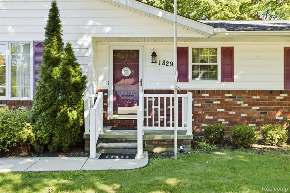 1829 Connecticut Avenue Marysville City, MI 48040