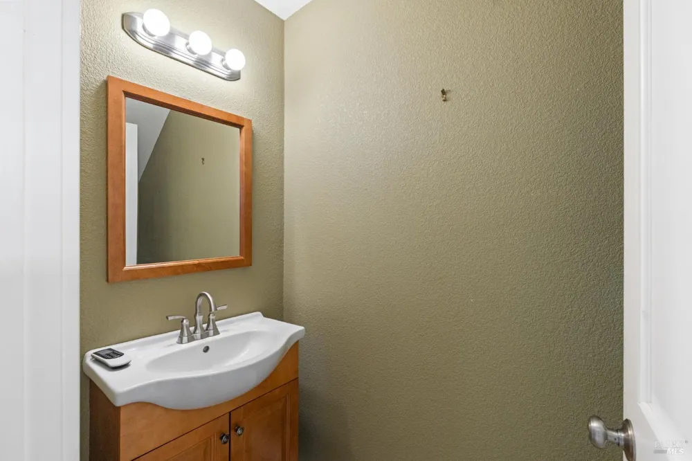 1636 Abramson Road Santa Rosa, CA 95401