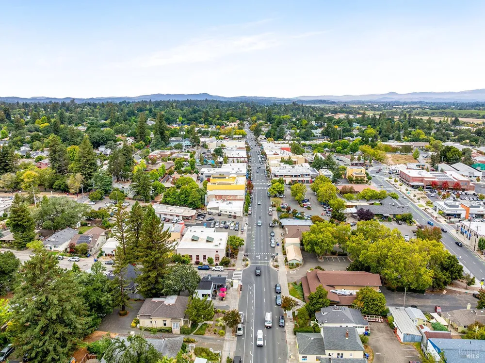 318 S Main Street Sebastopol, CA 95472