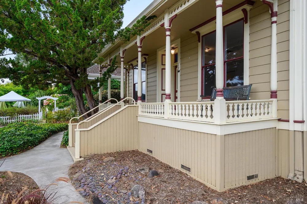 318 S Main Street Sebastopol, CA 95472