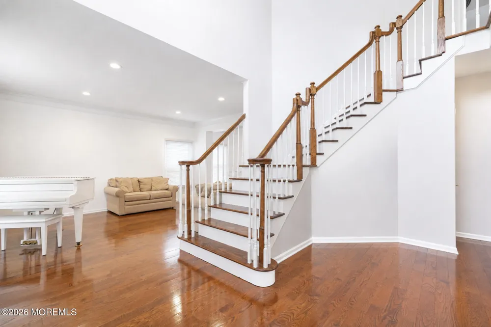8 Alyssa Lane Manalapan, NJ 07726