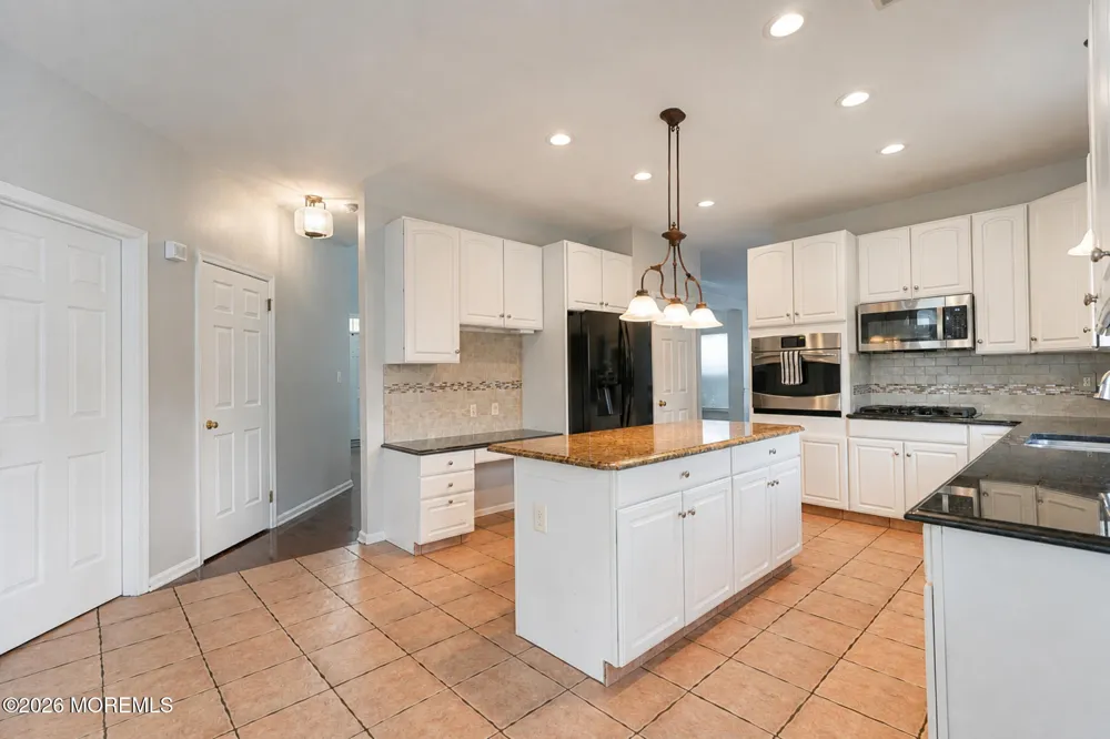 8 Alyssa Lane Manalapan, NJ 07726