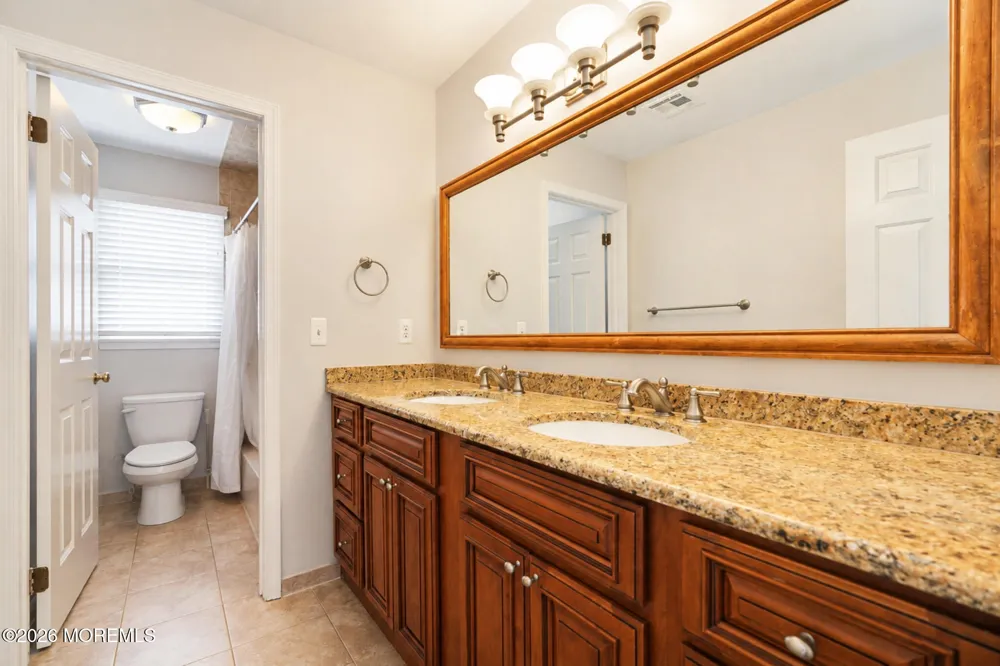 8 Alyssa Lane Manalapan, NJ 07726