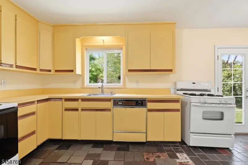 14 Ford Hill Rd Hanover, NJ 07981
