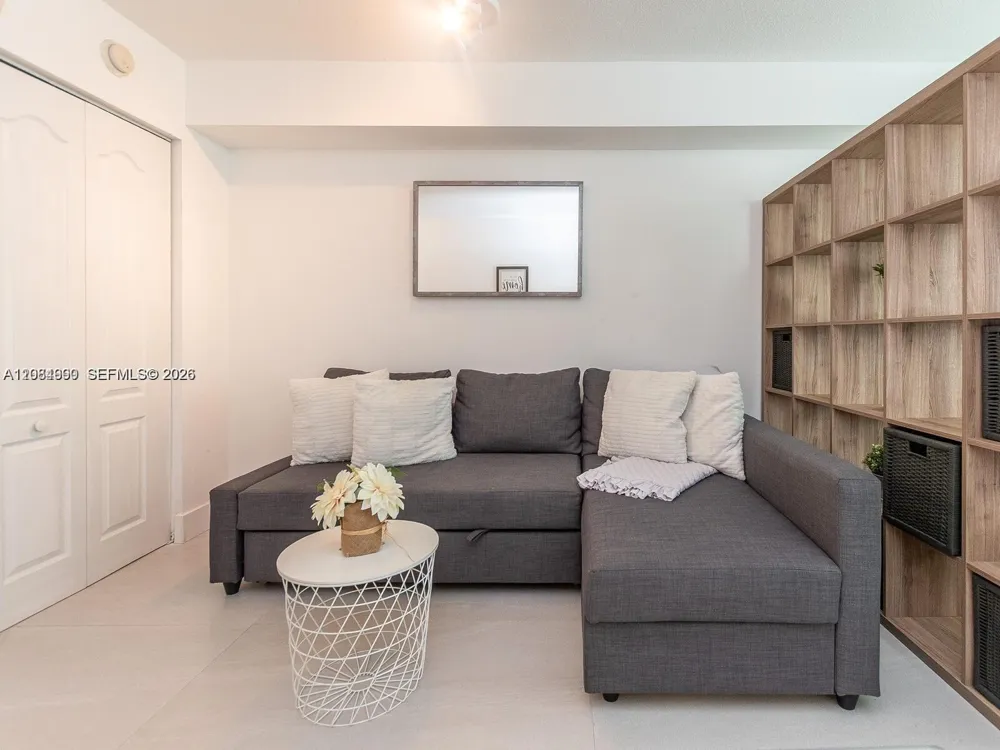 1200 Brickell Bay Dr #3210 Miami, FL 33131