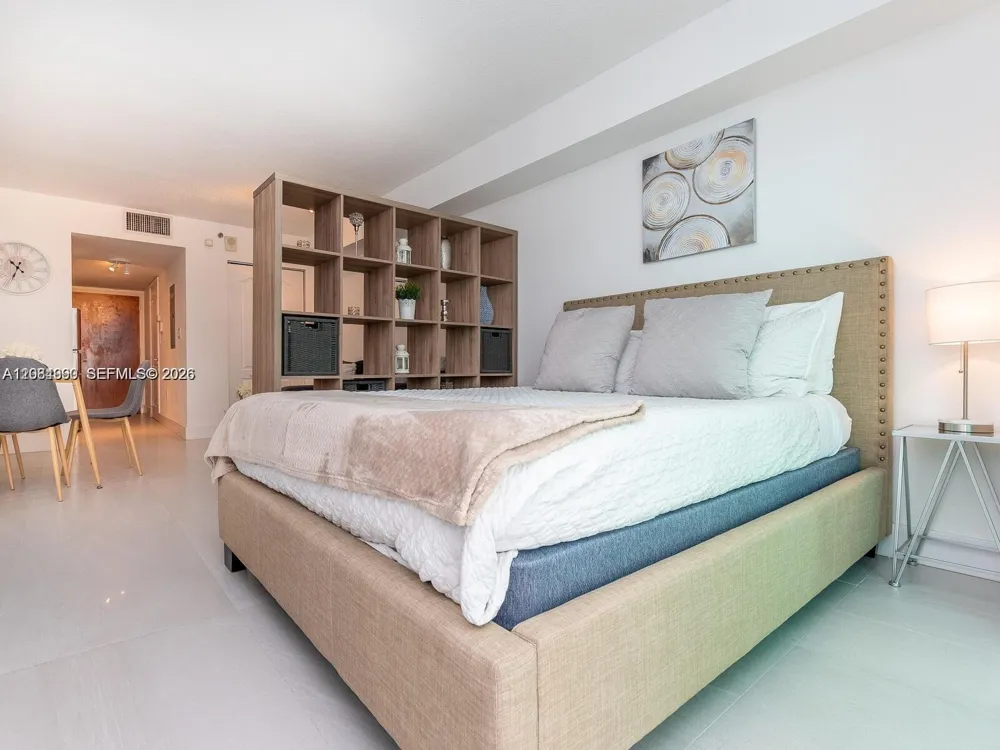 1200 Brickell Bay Dr #3210 Miami, FL 33131