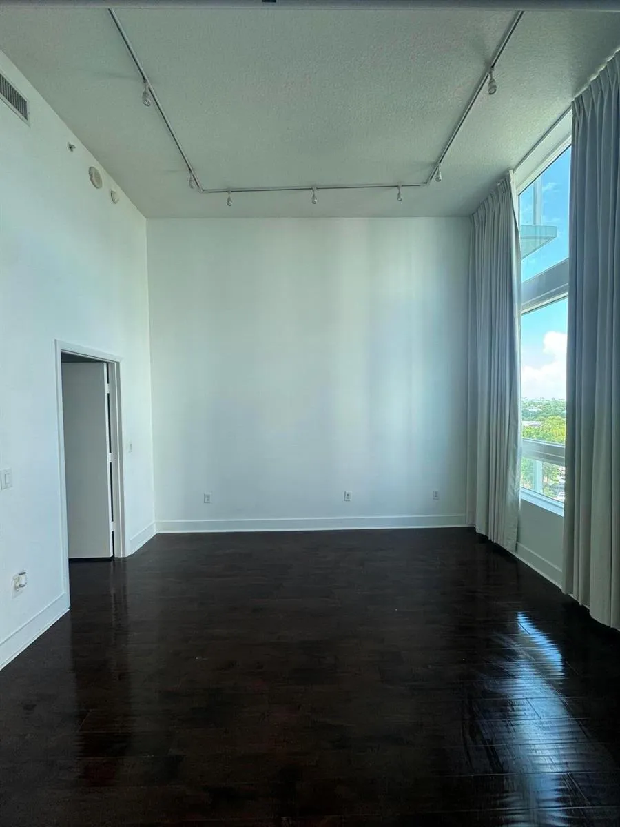 1900 Bayshore Drive #912 Miami, FL 33132