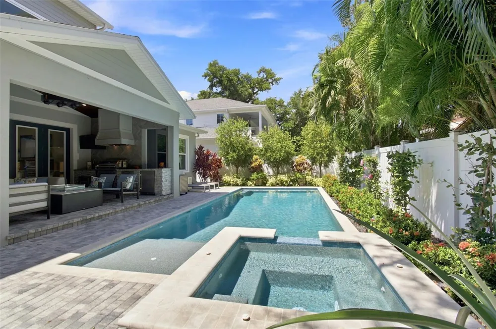 3103 W HAWTHORNE ROAD Tampa, FL 33611