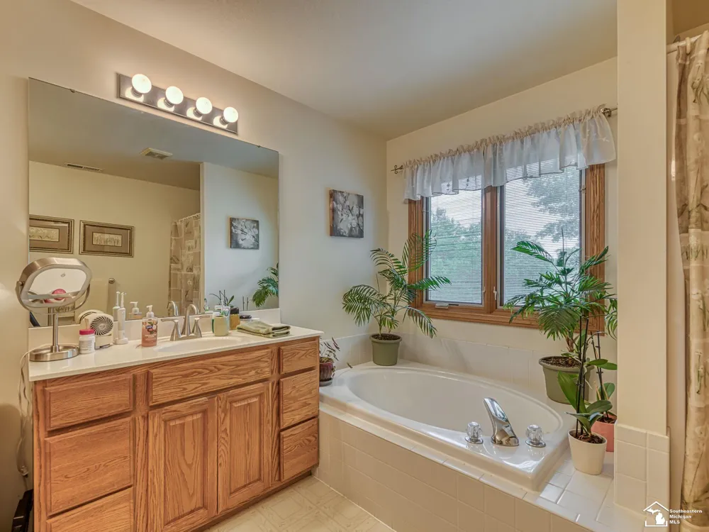 2886 E Country Lane Frenchtown Township, MI 48162