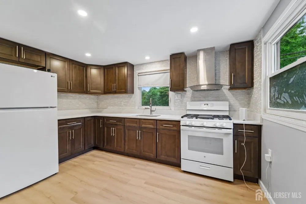 108 Park Way Edison, NJ 08817
