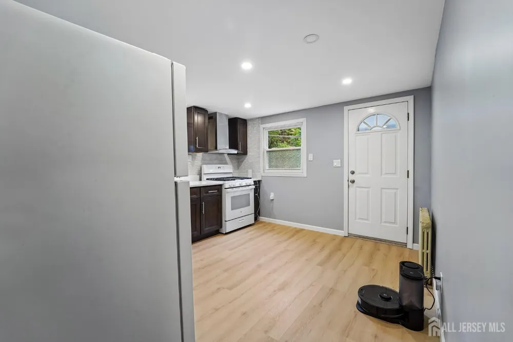 108 Park Way Edison, NJ 08817