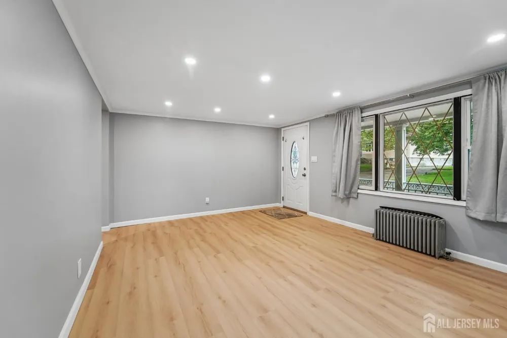 108 Park Way Edison, NJ 08817